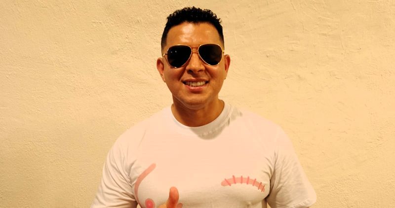 NESTOR VILLANUEVA SIGO CANTANDO CUMBIA PERUANA